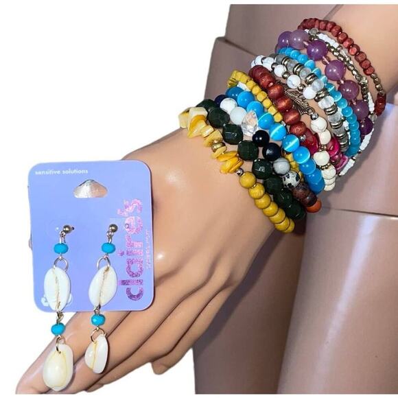 Women's bracelets lot of 12 stretch beaded & a pair of sea shell earrings - Picture 1 of 3